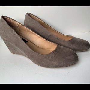David Aaron Traci Taupe Micro Wedge, size 7.5